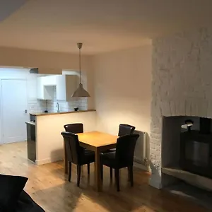 city-center-house-cardiff-parking-permit-and-garden.cardiffhotelswales.com/