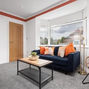Shawe House - 10 Minute Mcr Airport - Free Parking Holiday home